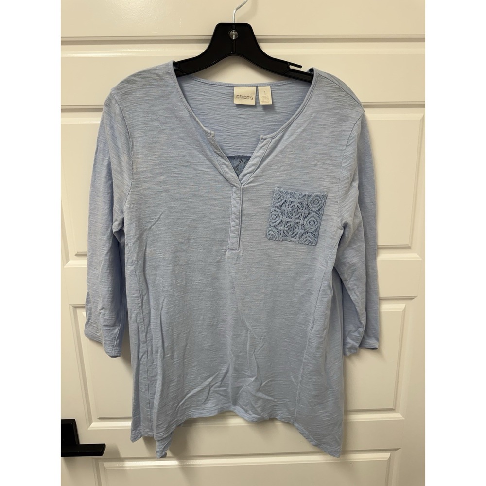 Chicos Size 1 Light Blue Sharkbite Hem Lace Back Blouse Top 3/4 Sleeve